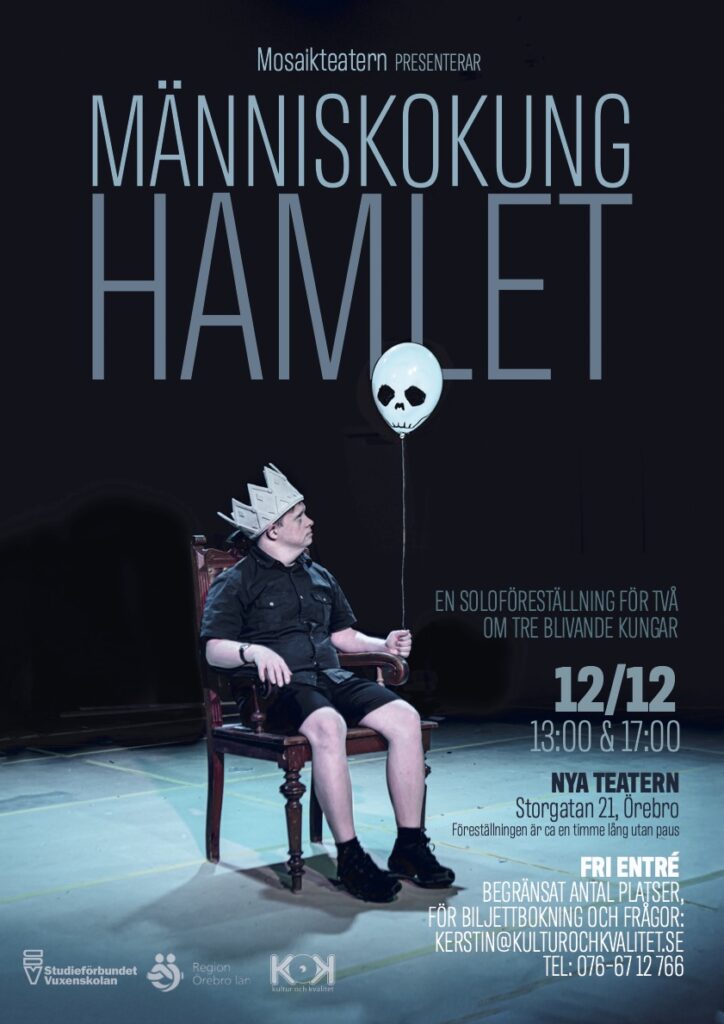 Affisch för Hamlet. Skådespelaren Joakim sitter på en trästol. Han har en vita krona på huvudet och tittar upp mot en vit ballong med en dödskalle ritad på.